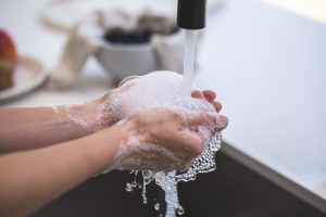 למה חשוב לשטוף ידיים לאחר שירותים